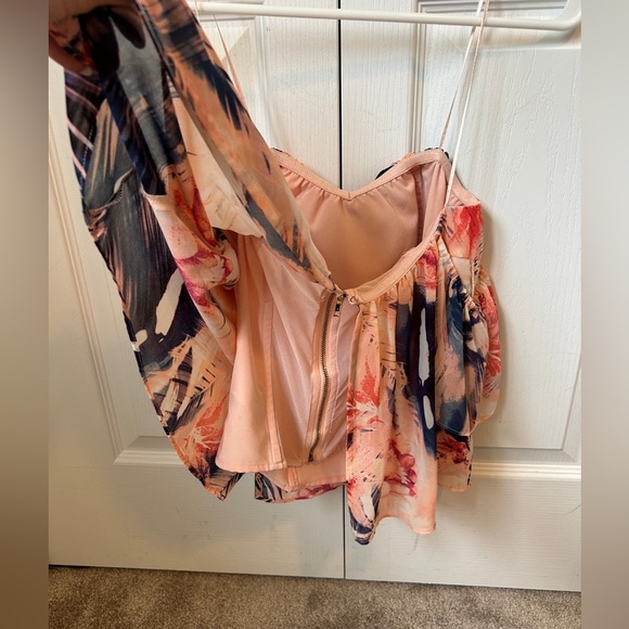 GUESS floral Off Shoulder Top ~ size XS - Picture 7 of 8